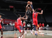 米兰百家乐-湖人鏖战青岛队，欧文扛起全队