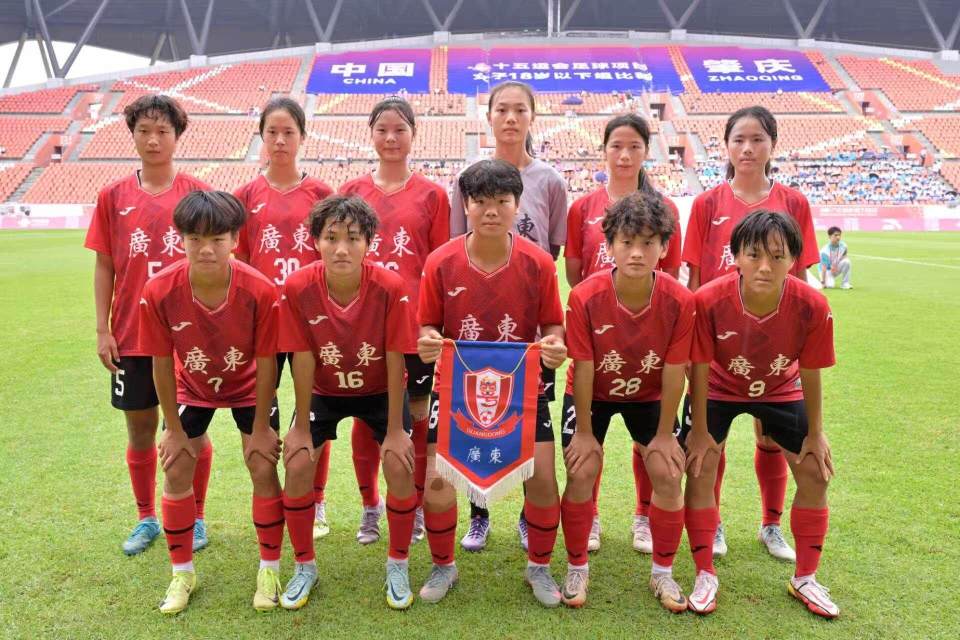 英勇拼搏中：女足选手挺身而出