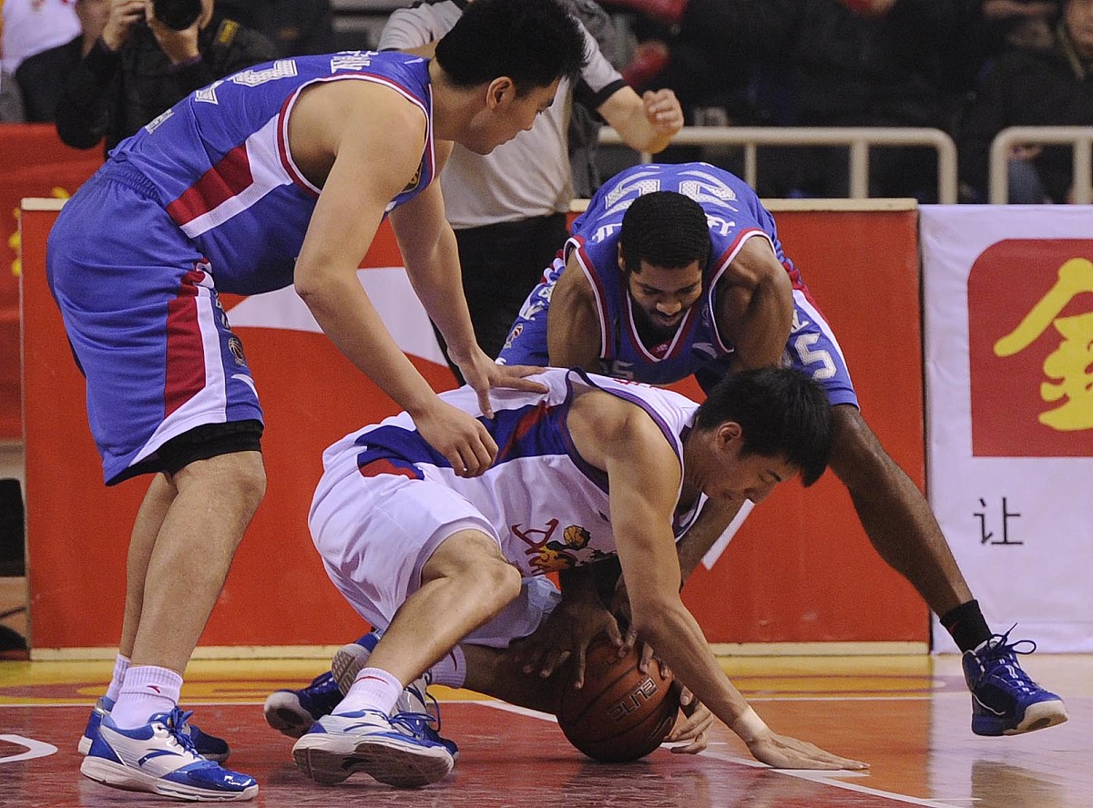 包含江苏男篮以团队合作取得胜利，展现实力的词条