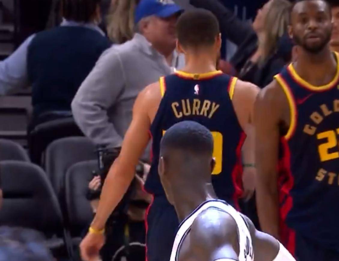 NBA球员在比赛中因伤离场 NBA球员在比赛中因伤离场