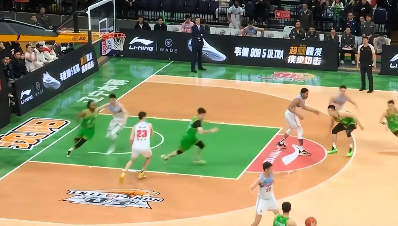 辽宁男篮以微弱优势击败对手，保持领先