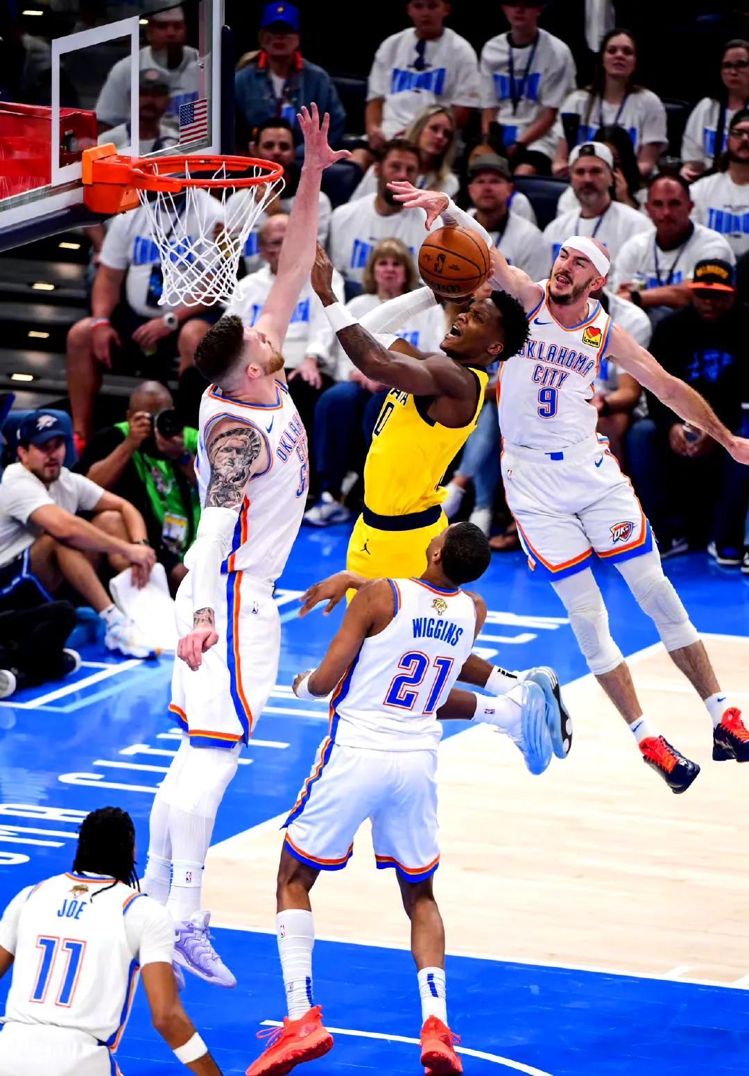 关键时刻胜负一线，球员临危不乱