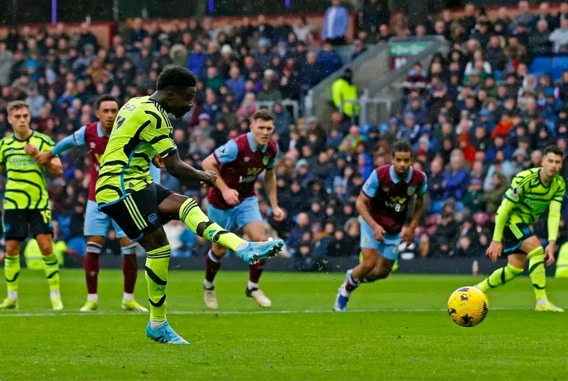 阿森纳客场战胜伯恩利，扭转连败局面