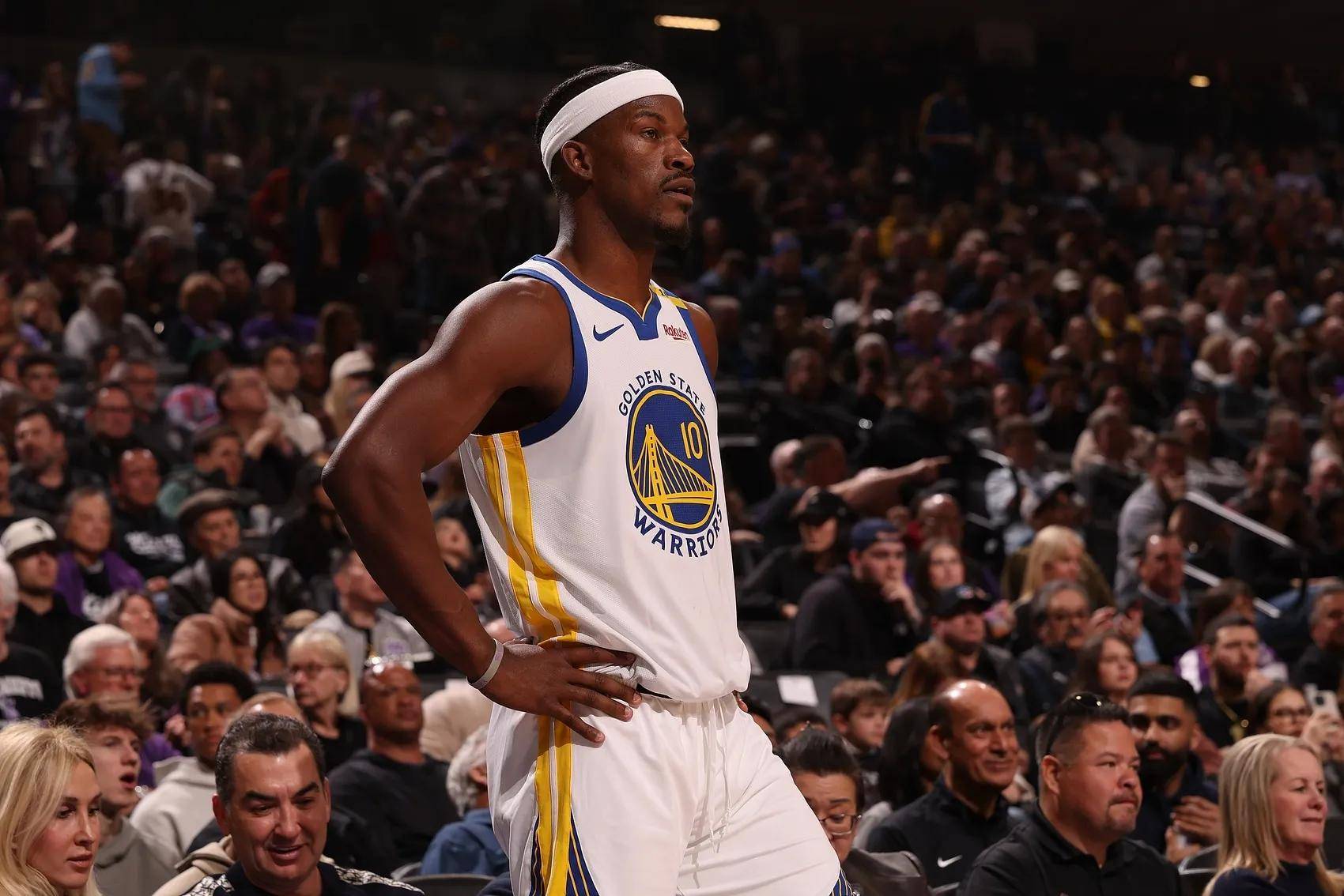 篮网豪取连胜，稳坐领先位置