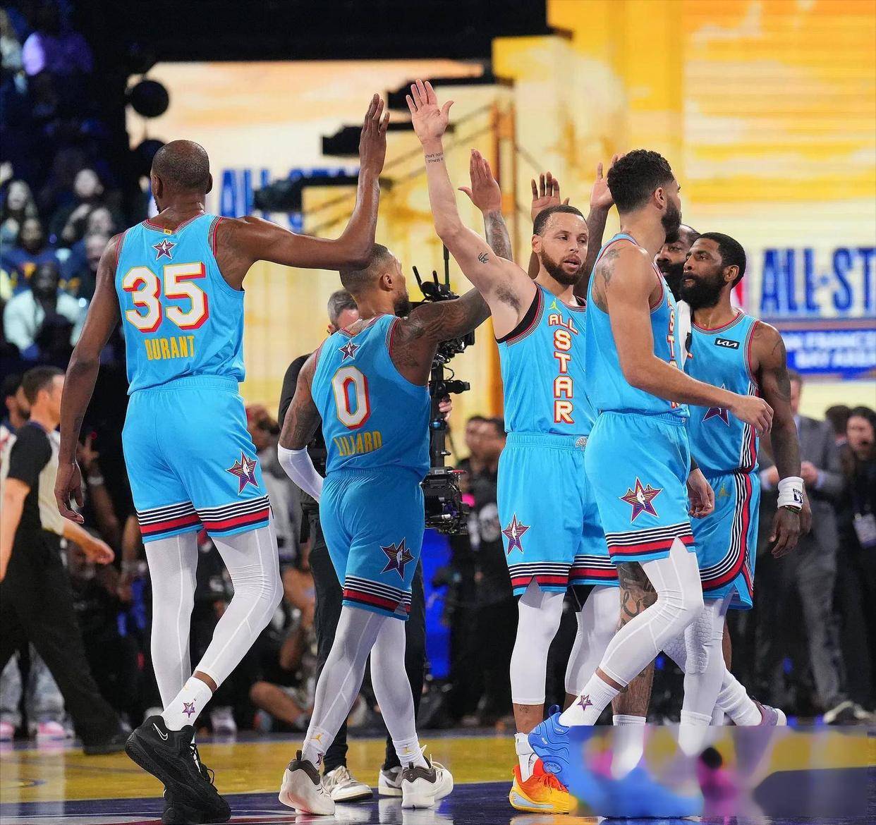 包含NBA全明星赛球星齐聚，瞩目比赛成焦点的词条