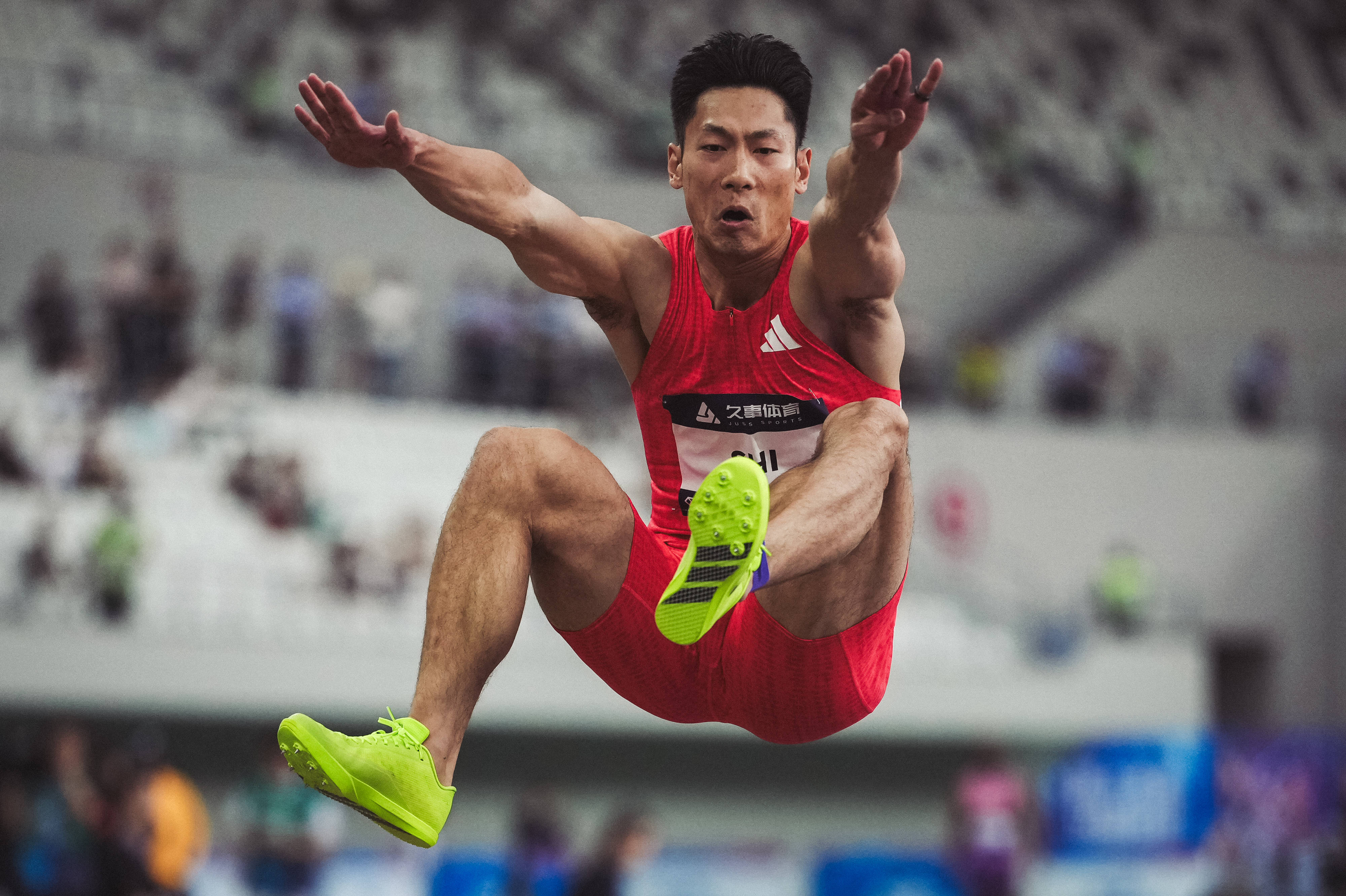 田径冠军奋勇拼搏，跃居第一