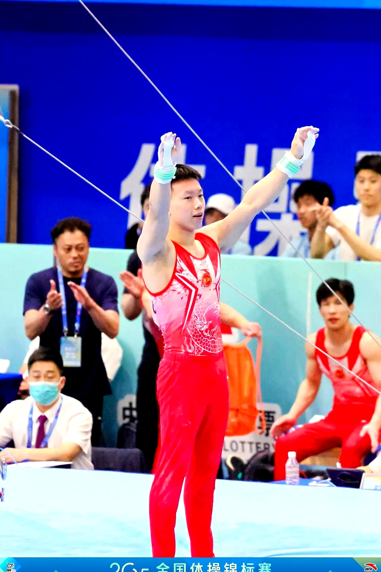 体操选手表现精彩受到观众喝彩