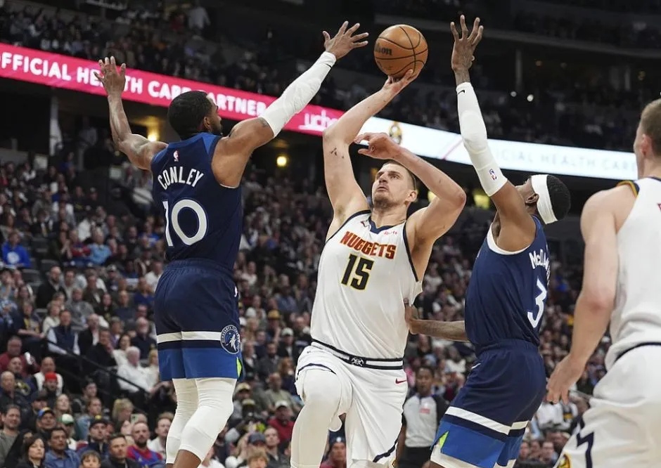 季后赛比赛陷入僵局，球队争分夺秒打破平衡的简单介绍