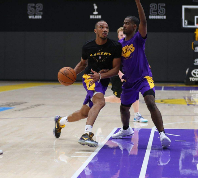 国王完胜湖人,布拉德利高光表现 国王完胜湖人,布拉德利高光表现