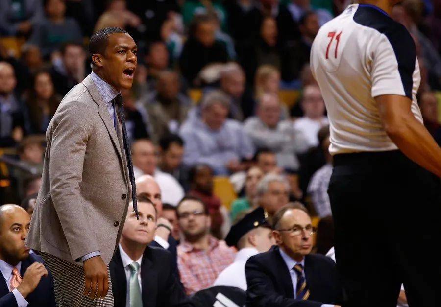 湖人不敌独行侠!隆多意外伤退让球队陷入困境 湖人不敌独行侠!隆多意外伤退让球队陷入困境