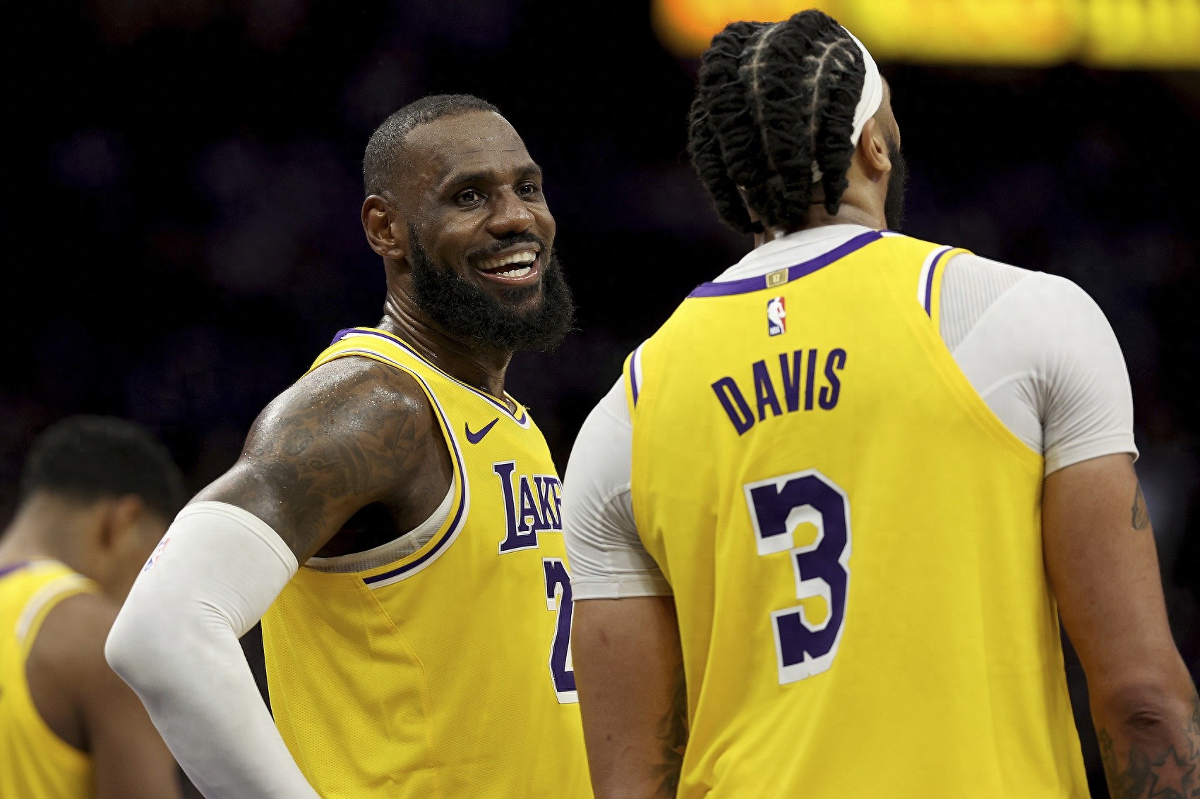 勇士客场挑战湖人，期待继续胜利