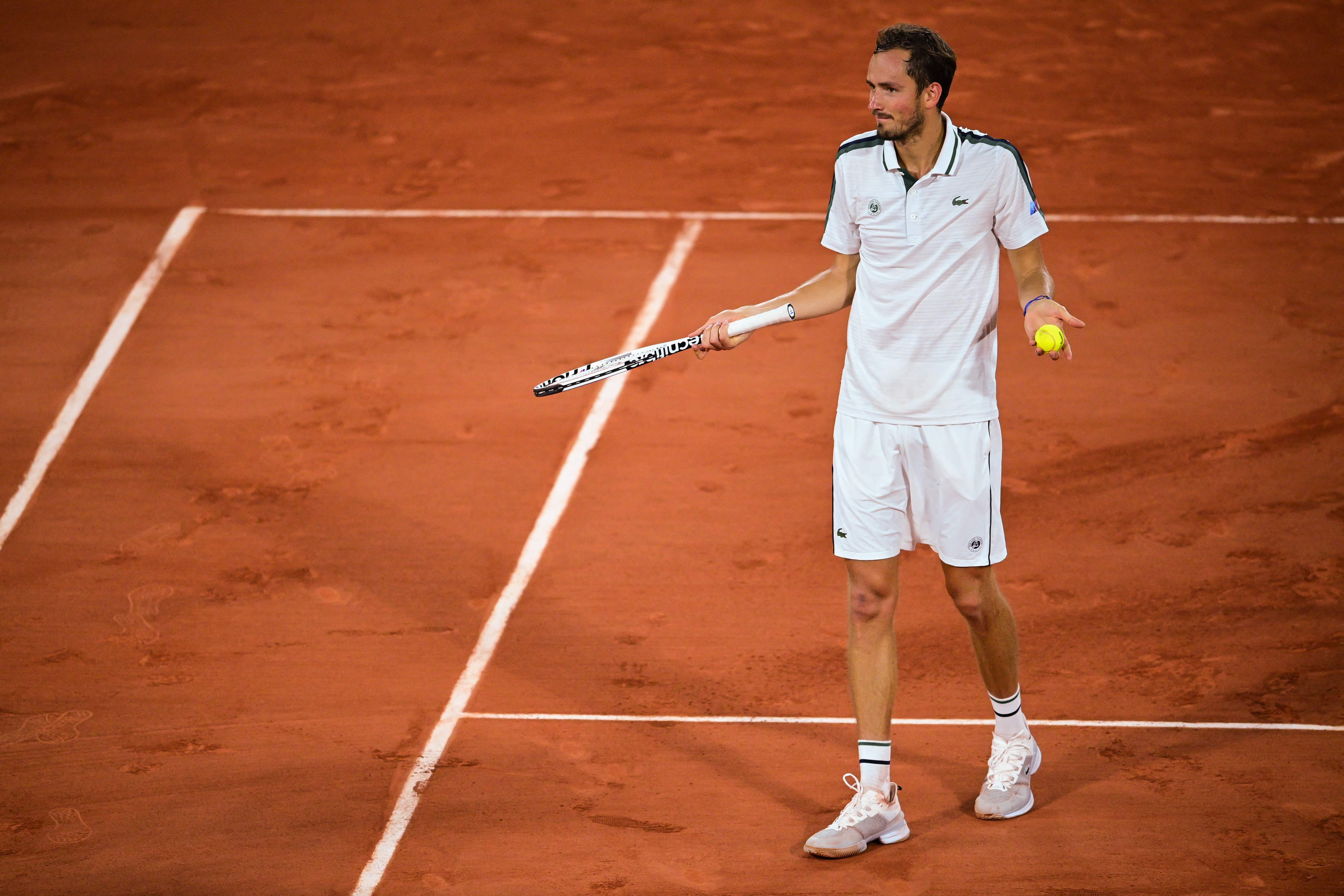 包含日本网球队险胜西班牙网球队，梅德韦杰夫惊艳世界的词条