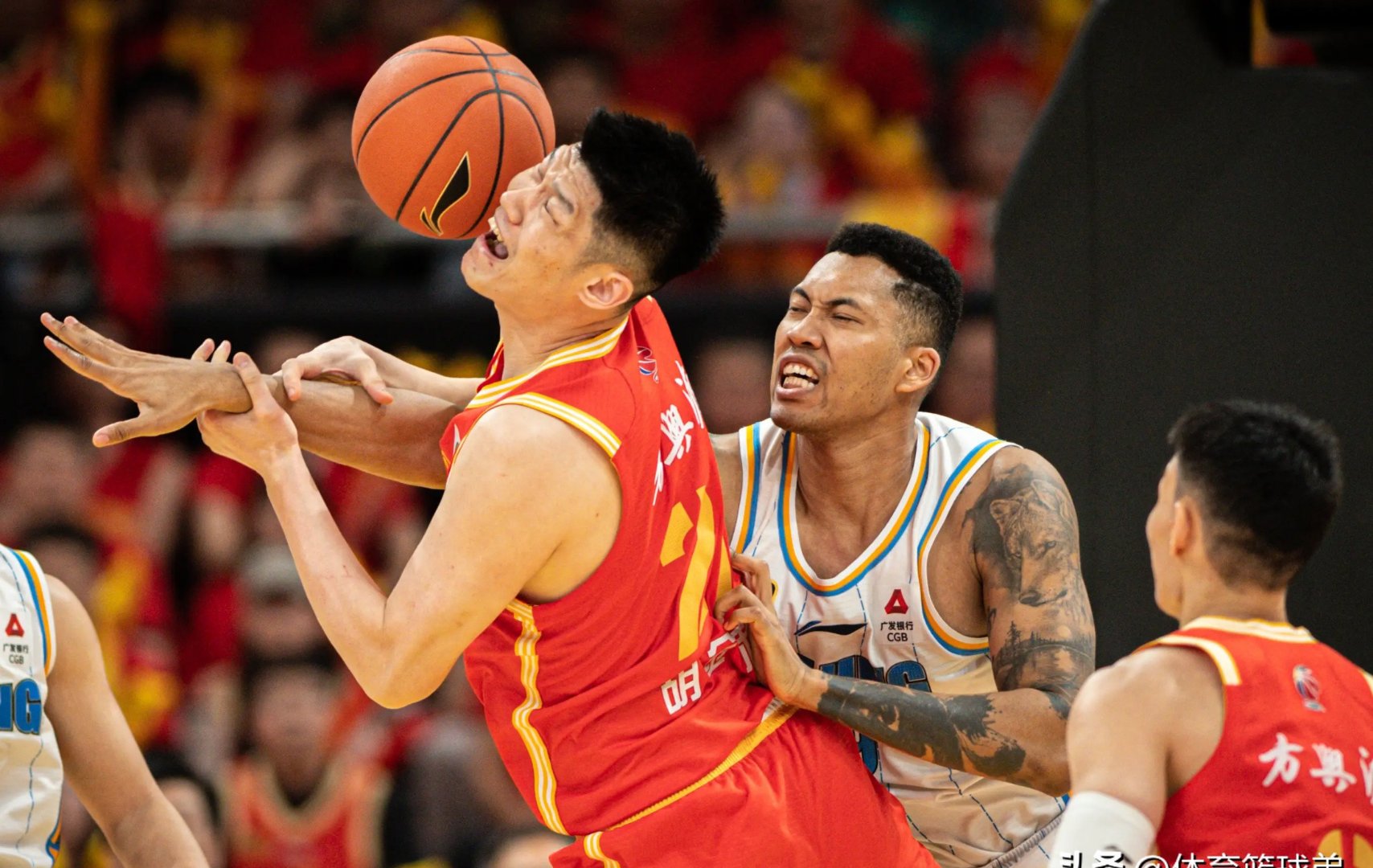 广州队横扫上海队，胡金秋点燃赛场的简单介绍